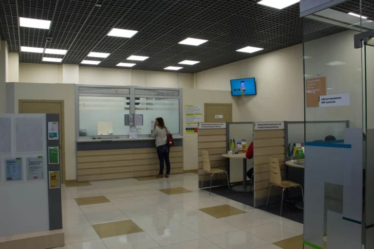 Ліміт 50 000 грн на місяць: чому банки посилюють контроль за грошима українців