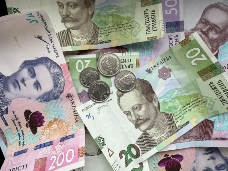 Українці тримають у банках рекордні 1,75 трлн гривень: яку валюту обирають найчастіше