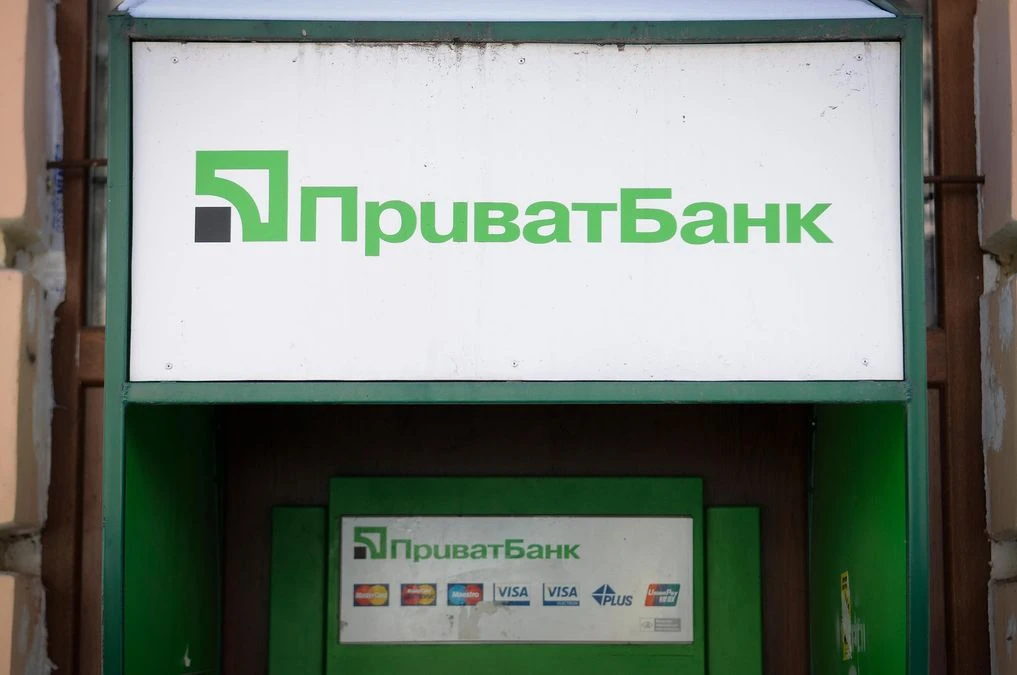 Скільки готівки можна зняти з картки за день: ліміти в Україні та за кордоном