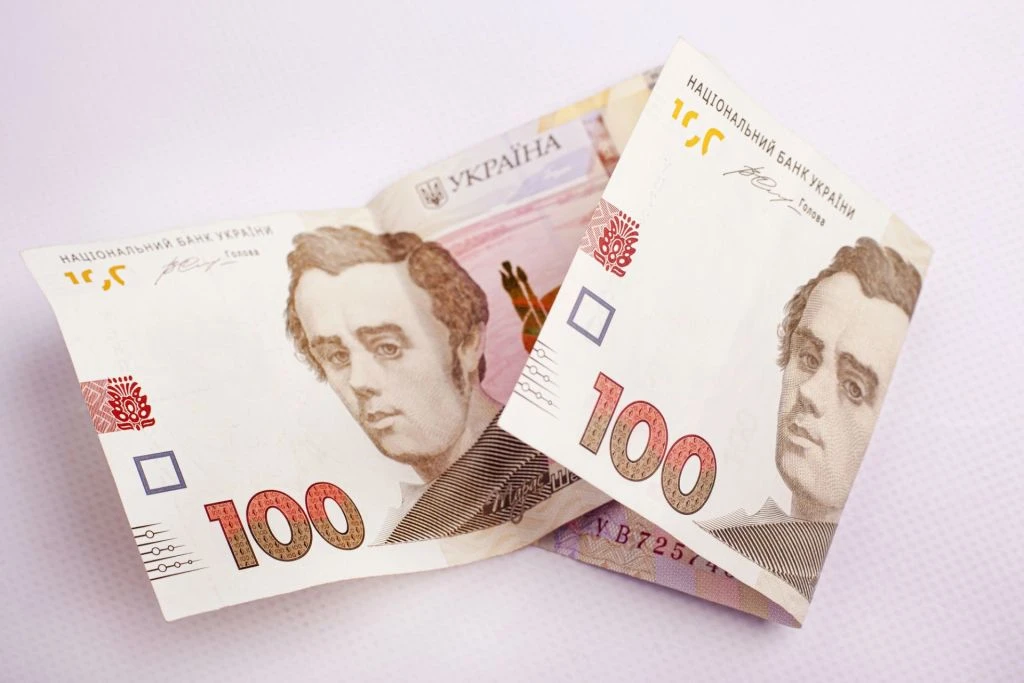 Старі 100 гривень поступово зникають з обігу: чи потрібно міняти купюри